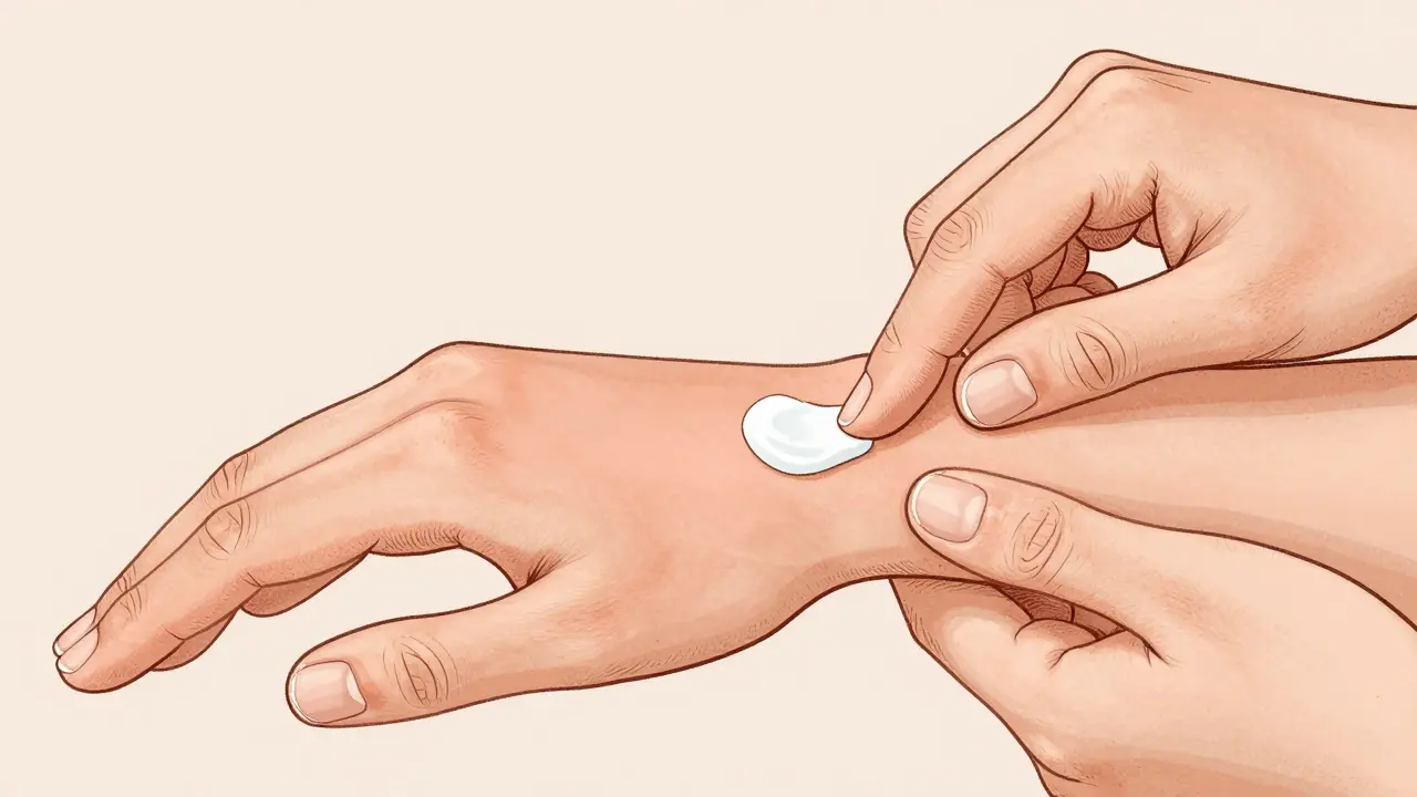 Main appliquant crème topique avec unité de pointe de doigt et irritation cutanée.